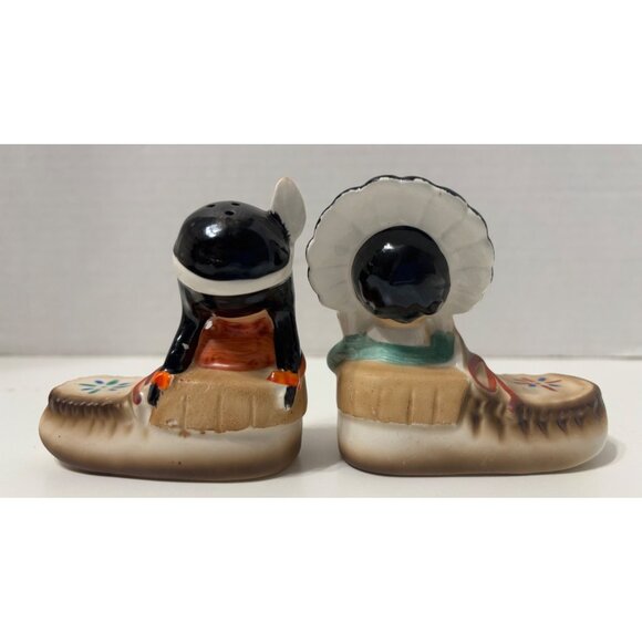 Vintage Native American Figurine Salt & Pepper Shakers Moccassin Tomahawk - Picture 4 of 7